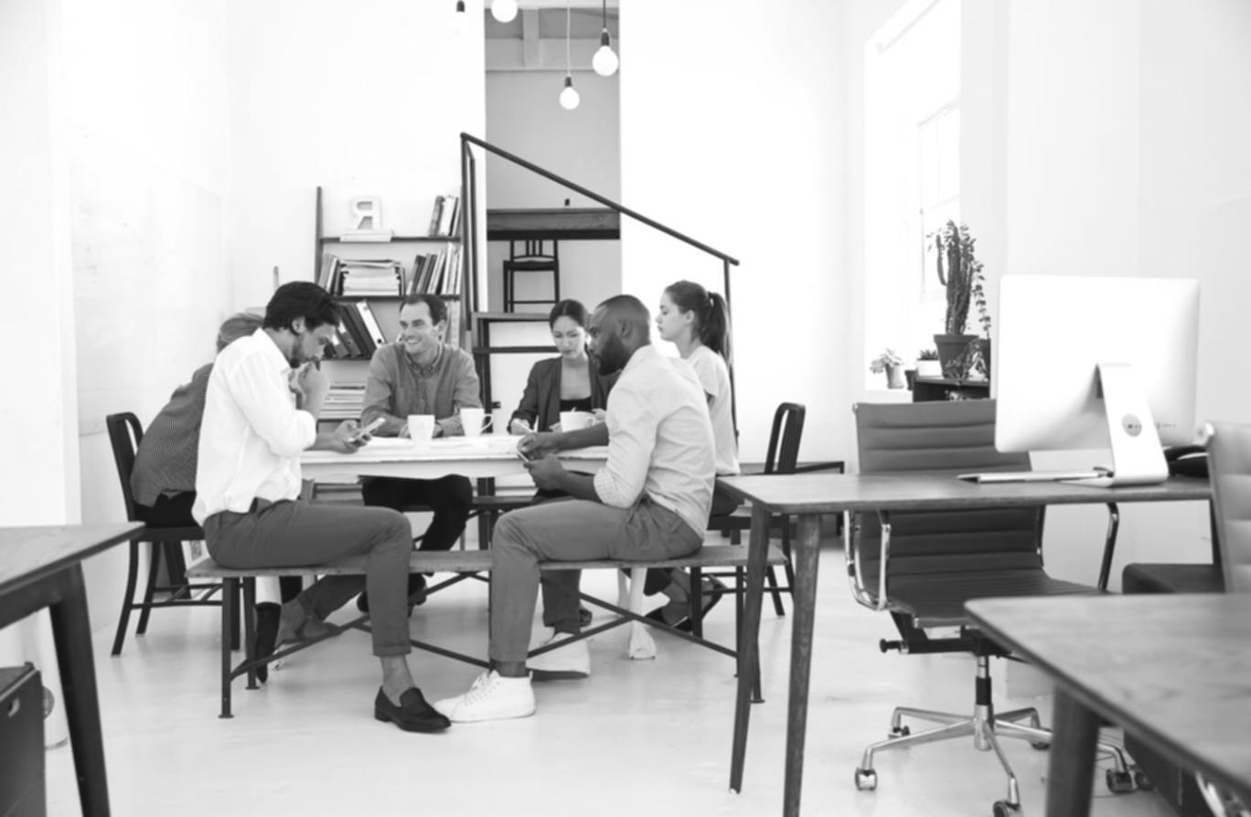 Session interactive d'apprentissage financier avec participants engagés